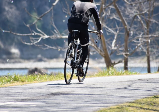 走行中の自転車